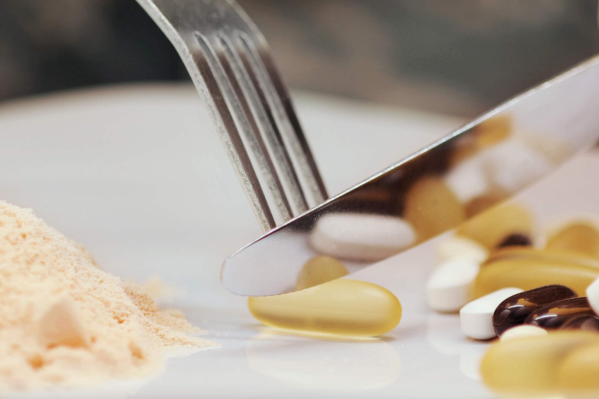 Studiu: peste 90% dintre români au consumat în ultimele 12 luni vitamine, minerale şi suplimente alimentare. Cei mai mulţi le cumpără la recomandarea medicului sau farmacistului