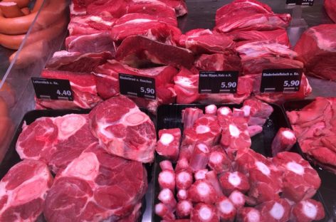 Consumul de carne roşie şi procesată nu ar fi dăunător sănătaţii, susţine un nou studiu care stârneşte controverse în SUA