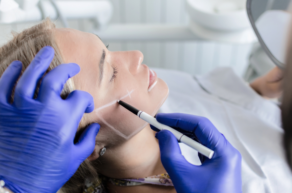 Ministerul Sănătăţii va face plângere penală unui mall din Capitală în care un salon de înfrumuseţare face ilegal operaţii estetice