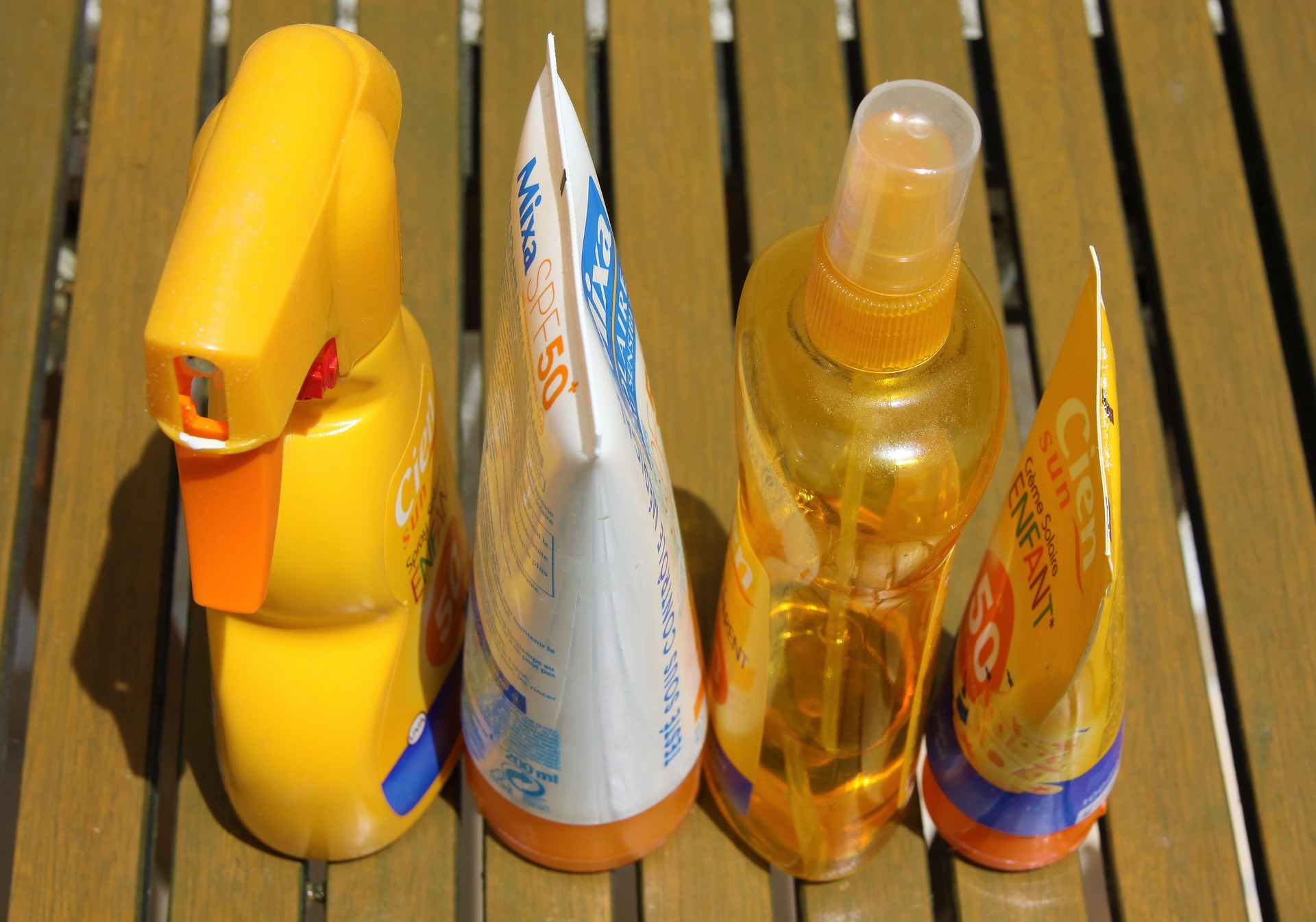 FDA anunţă reglementări mai stricte pentru cremele de protecţie solară, avertizând că unele ingrediente folosite pe scară largă nu sunt sigure