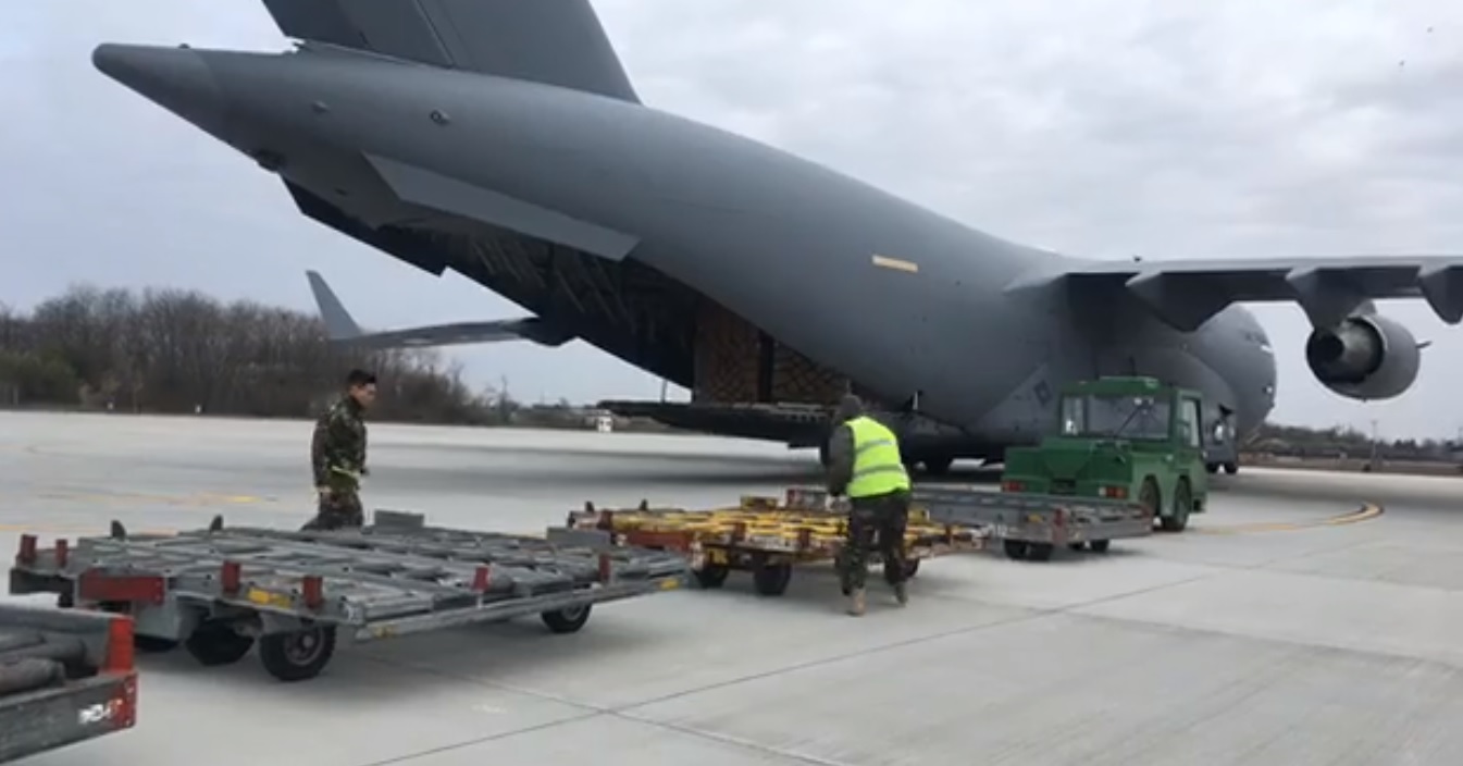 O aeronavă NATO a adus în România 45 de tone de echipamente de protecţie din Coreea de Sud