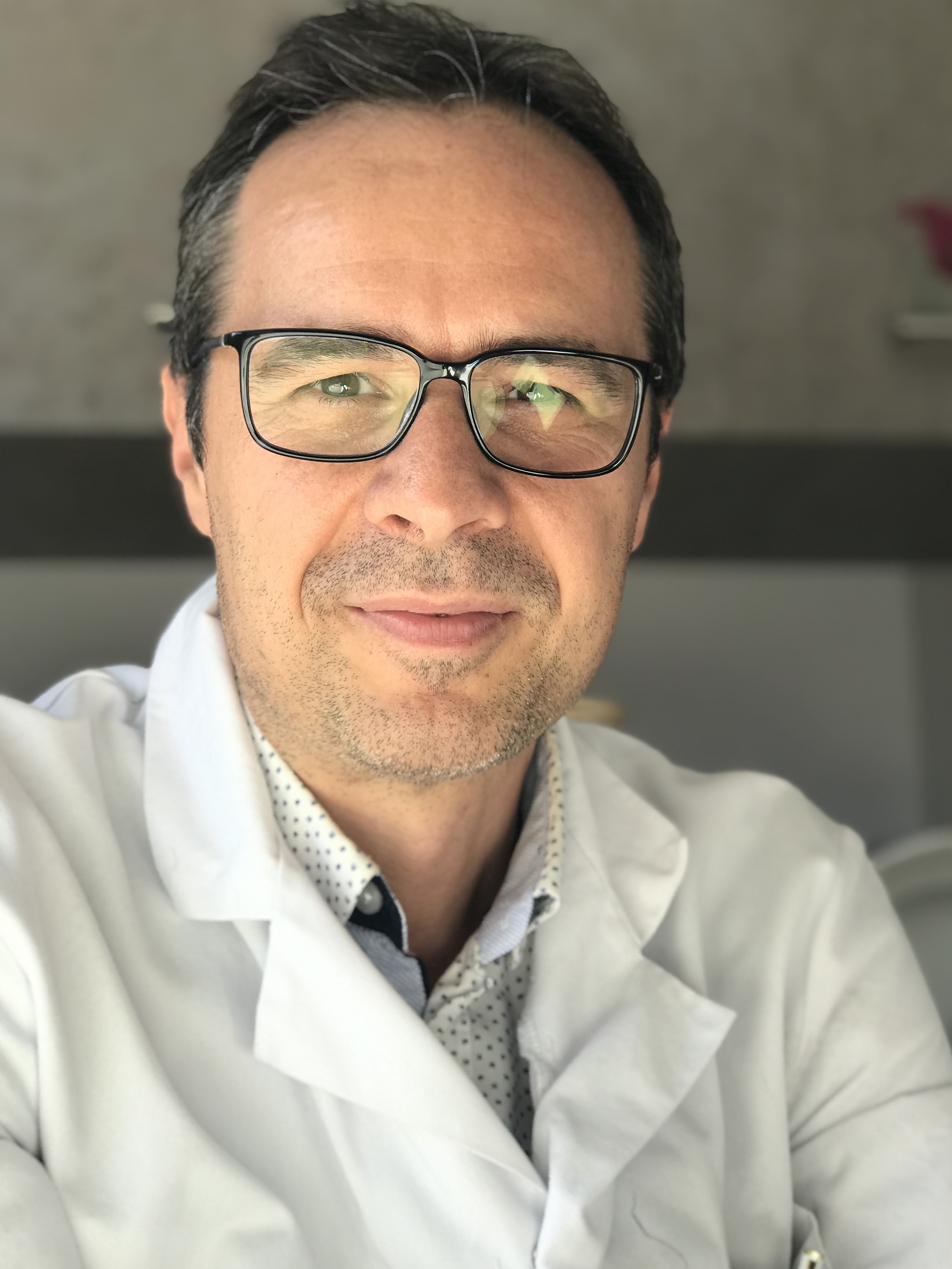 EXCLUSIV: Dr. Jan Marin, medic din Franţa: ,,Avem multe cazuri cu vârste între 40-50 ani, fără patologie asociată, cu COVID-19”