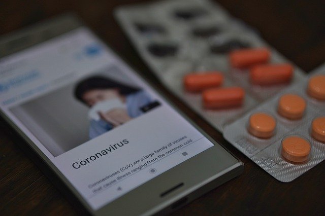 Aplicaţie pe telefon care evaluează riscul de infecţie cu noul coronavirus