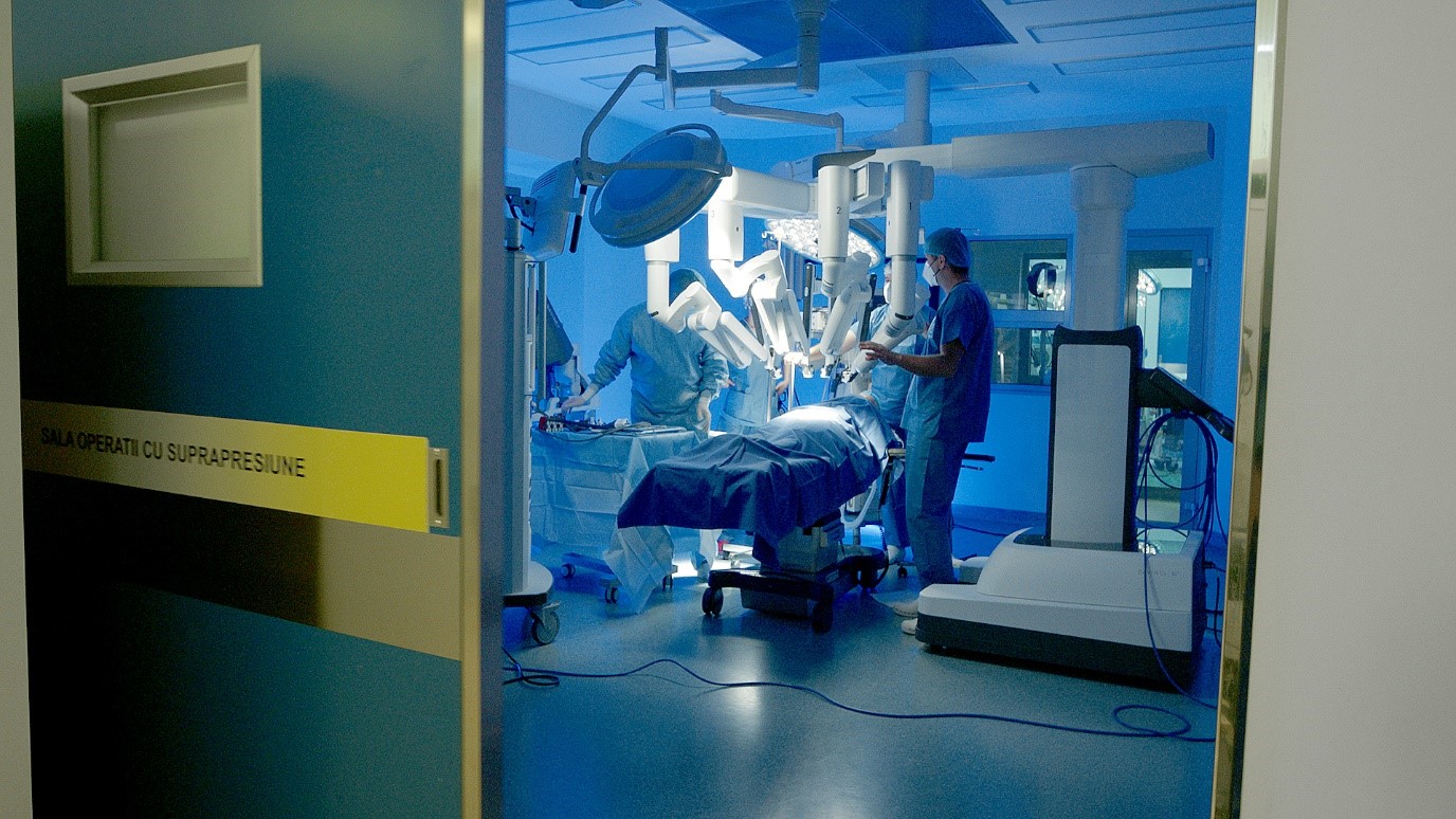Chirurgia robotică, o opţiune avansată pentru herniile abdominale