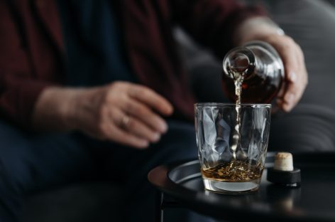 OMS: Fumatul, alcoolul, alimentele ultraprocesate şi poluarea provoacă 2,7 milioane de decese premature în Europa în fiecare an. Riscurile calculate pentru România