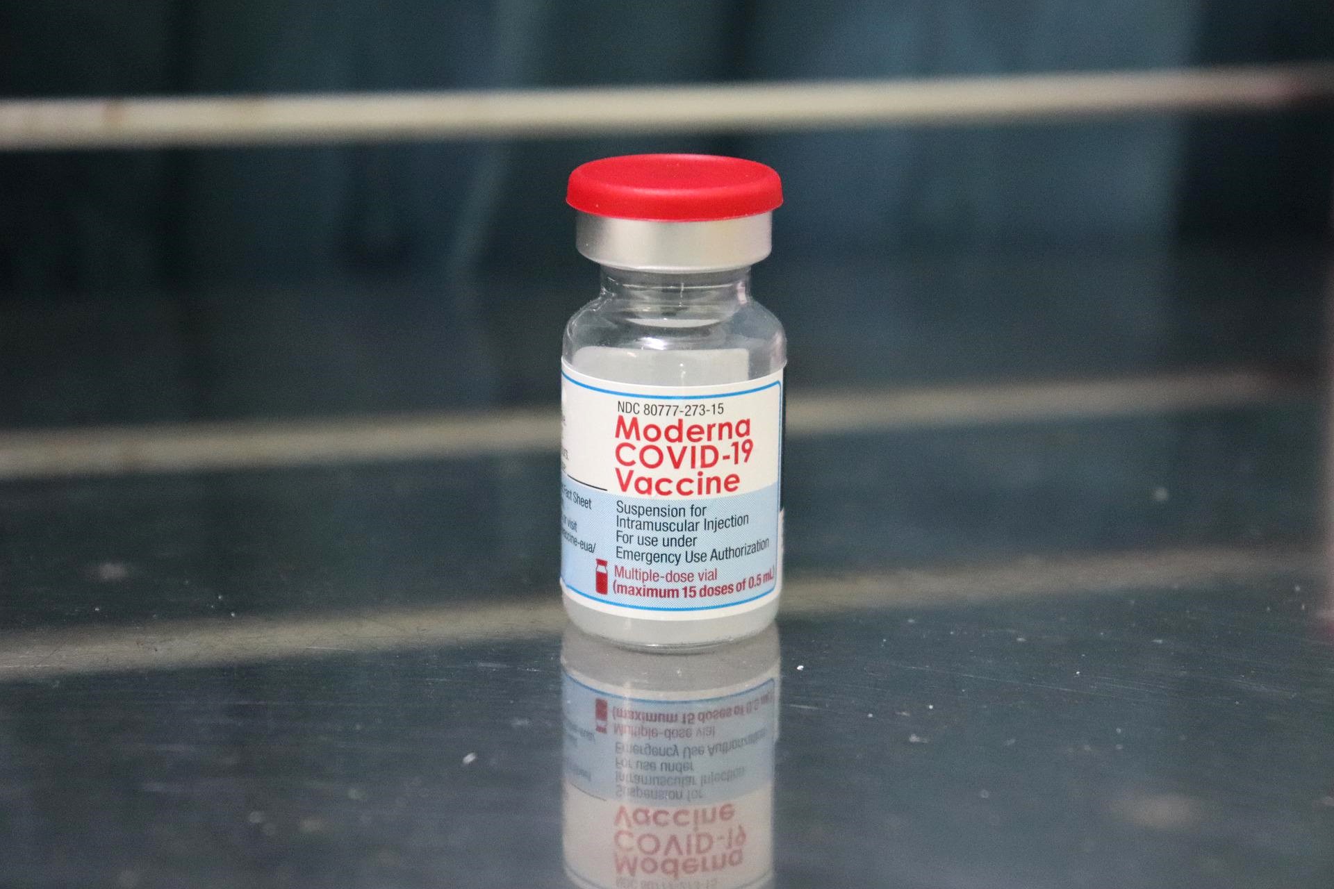 Un vaccin adaptat de la Moderna, care vizează varianta Omicron şi tulpina originală, aprobat în Marea Britanie
