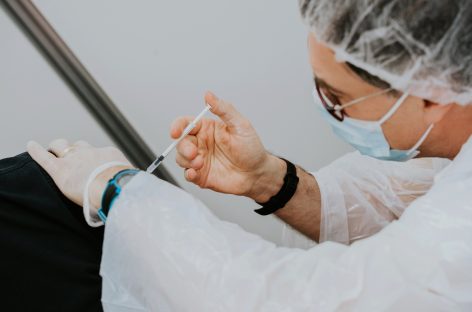 EMA recomandă autorizarea în UE a primului vaccin adaptat la subvariantele BA.4 şi 5 ale omicron