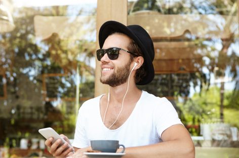 STUDIU: Jumătate dintre tinerii din lume expuşi riscului de a-şi pierde auzul