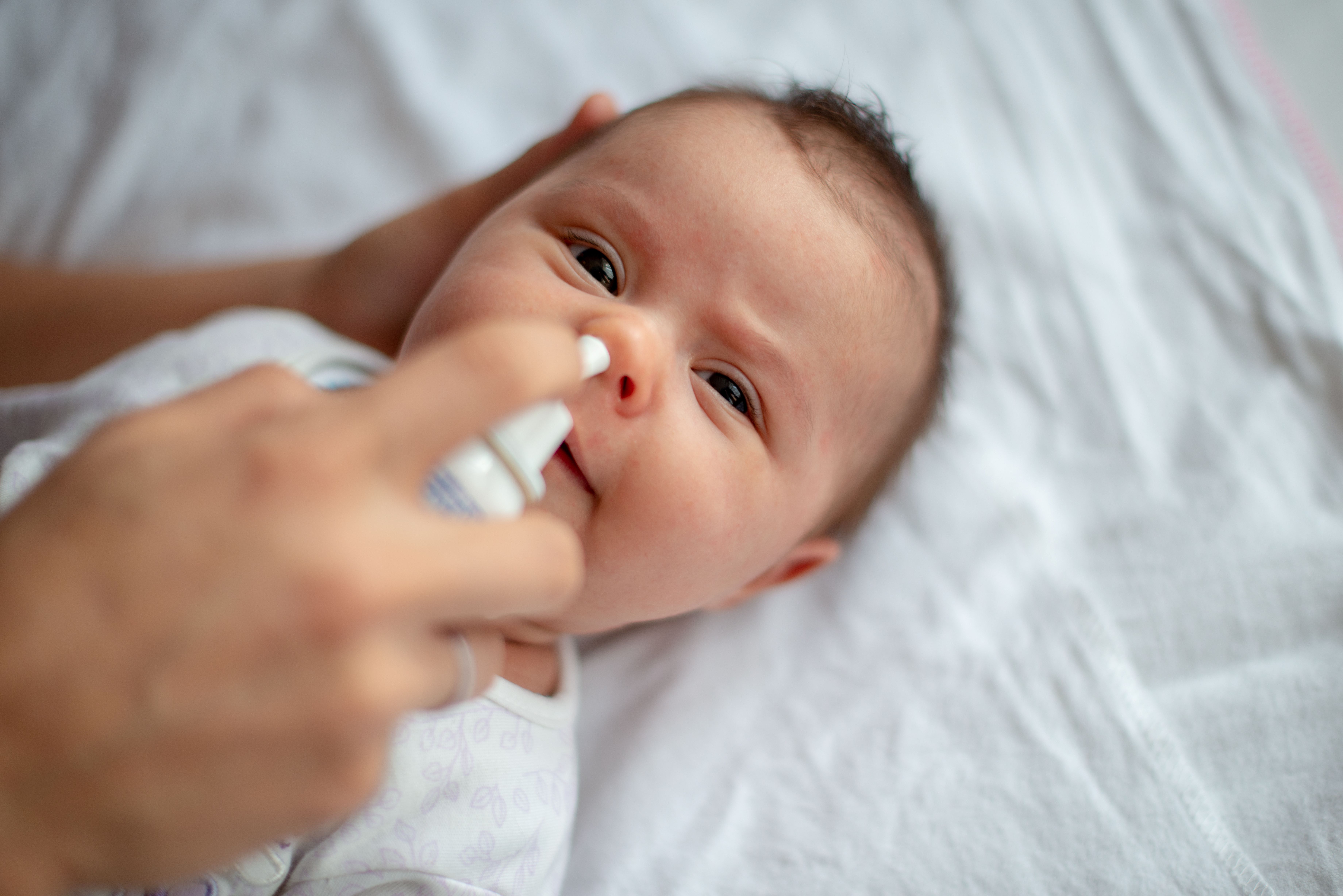Un spray nazal obişnuit poate reduce semnificativ sforăitul şi dificultăţile de respiraţie la copii