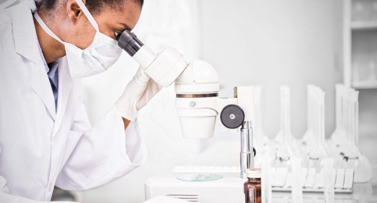 Calmarea celulelor distructive în SLA, prin două abordări distincte