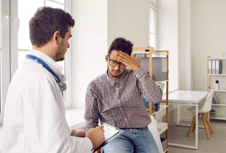 Un studiu internaţional de amploare dezvăluie noi căi pentru tratamentul migrenei