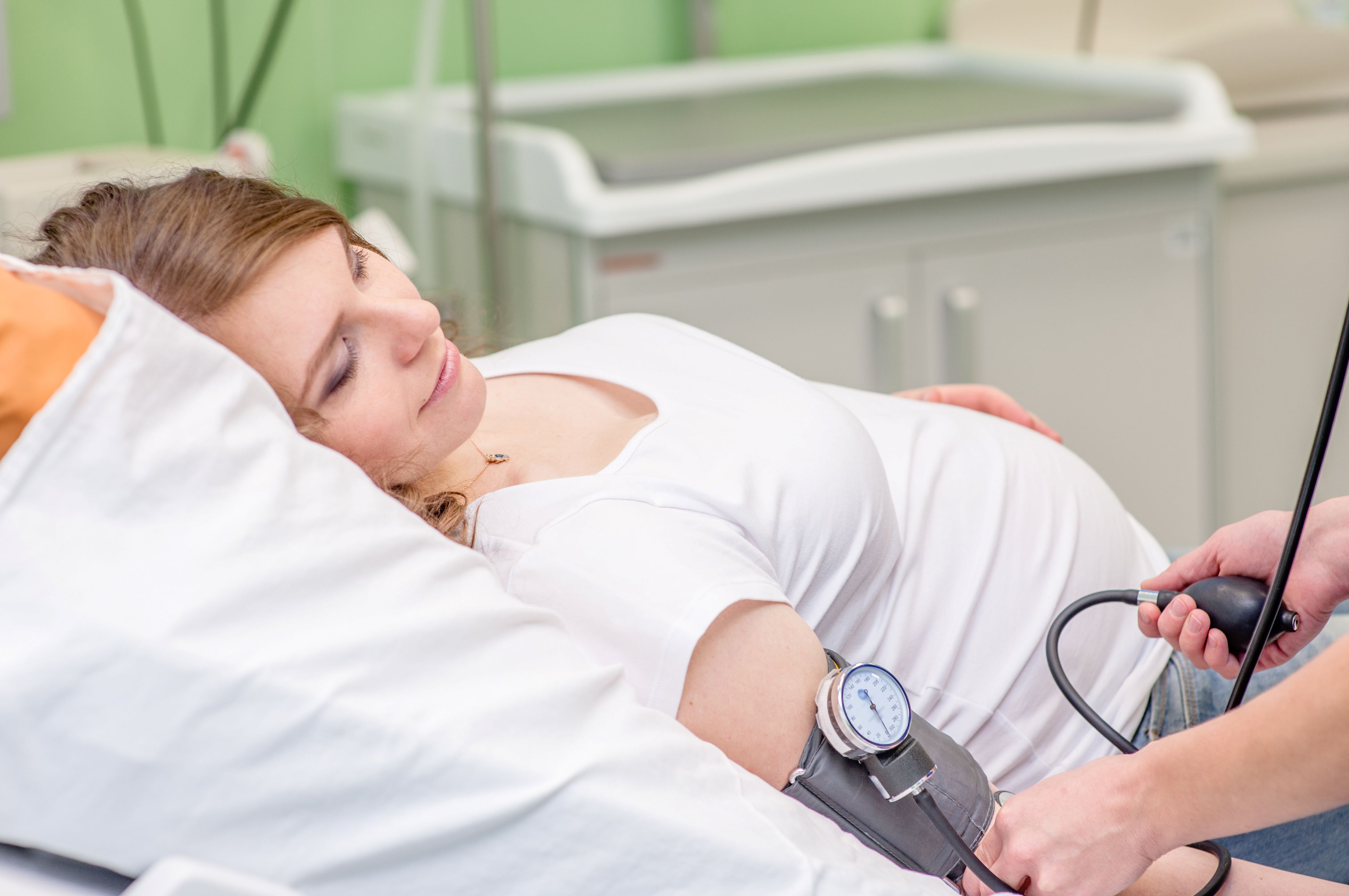 Un nou studiu întăreşte dovezile că infecţiile suferite de mamă în timpul sarcinii cresc riscul de leucemie al copilului