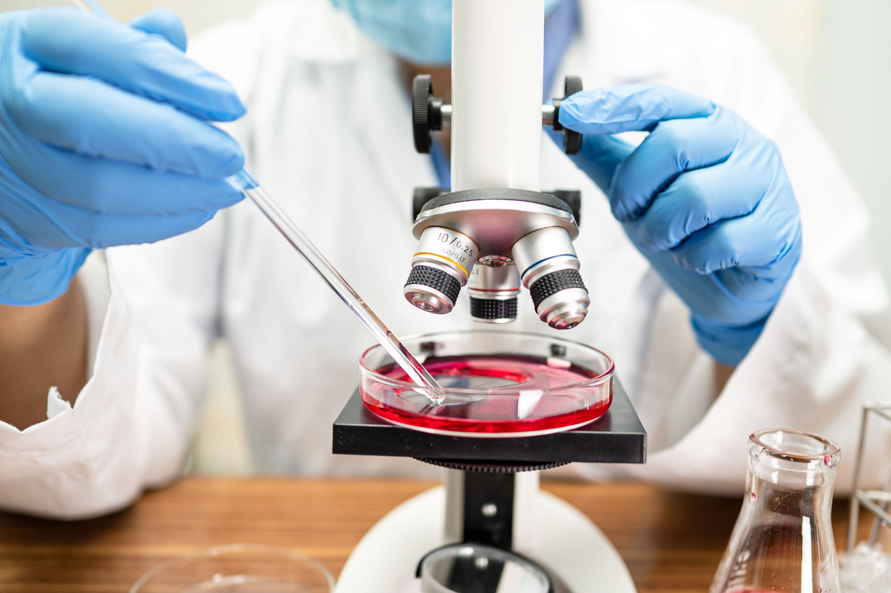Un nou tip de antibiotic, dezvoltat de cercetători, poate ţinti bacteriile mortale rezistente la medicamente