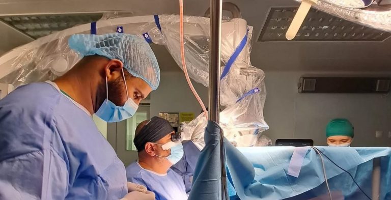 Intervenţie neurochirurgicală cu pacientul conştient, în premieră la Spitalul Clinic Judeţean de Urgenţă Bihor