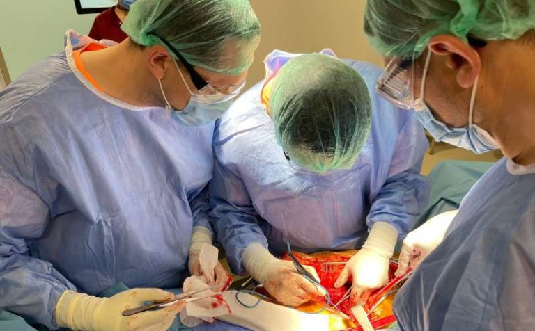 Intervenţie chirurgicală realizată în premieră la SJU Suceava, la un pacient de 240 de kilograme