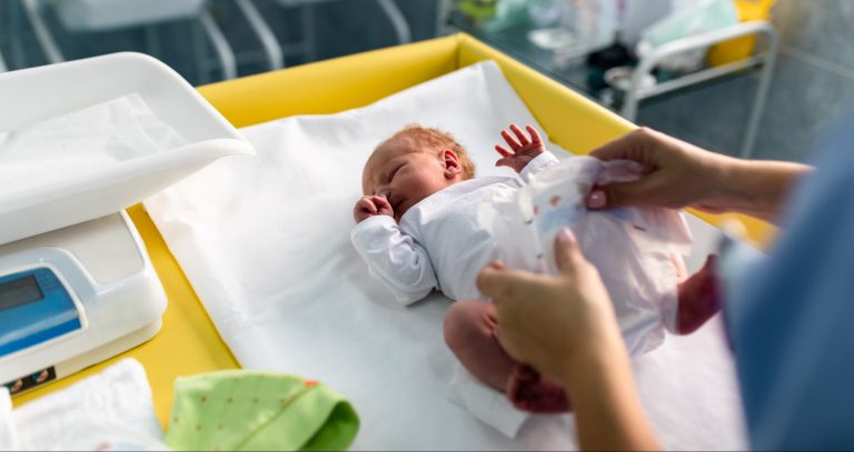 Primul bebeluş cu ADN de la trei persoane s-a născut în Marea Britanie