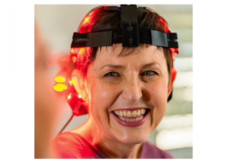 Un nou tip de terapie pentru Parkinson: casca cu lumină laser