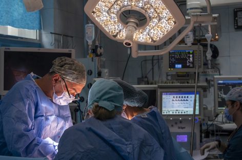 Tumoră ovariană de 6 kg operată cu succes de medici de la Spitalul Militar Central