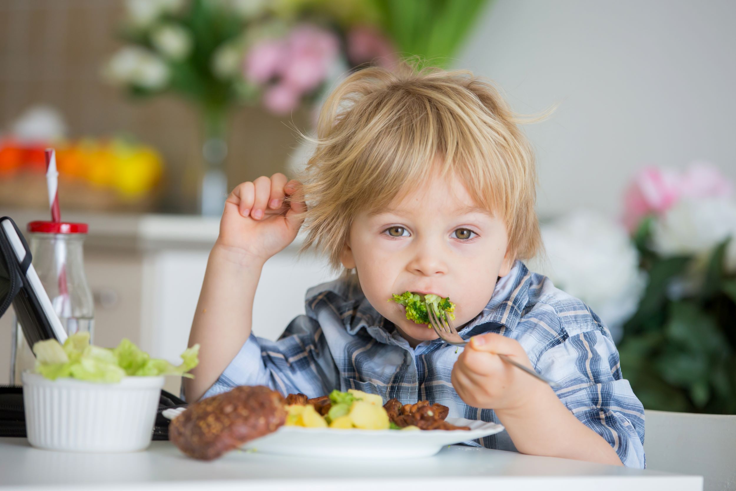 Câte grăsimi şi câţi carbohidraţi ar trebui să consumăm, potrivit noilor recomandări ale OMS pentru adulţi şi copii