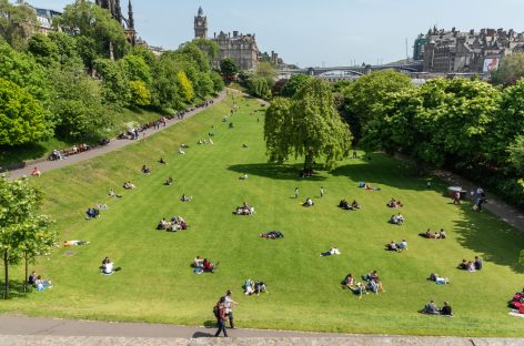 Viaţa petrecută în proximitatea spaţiilor verzi ne menţine tineri? Ce arată cercetările