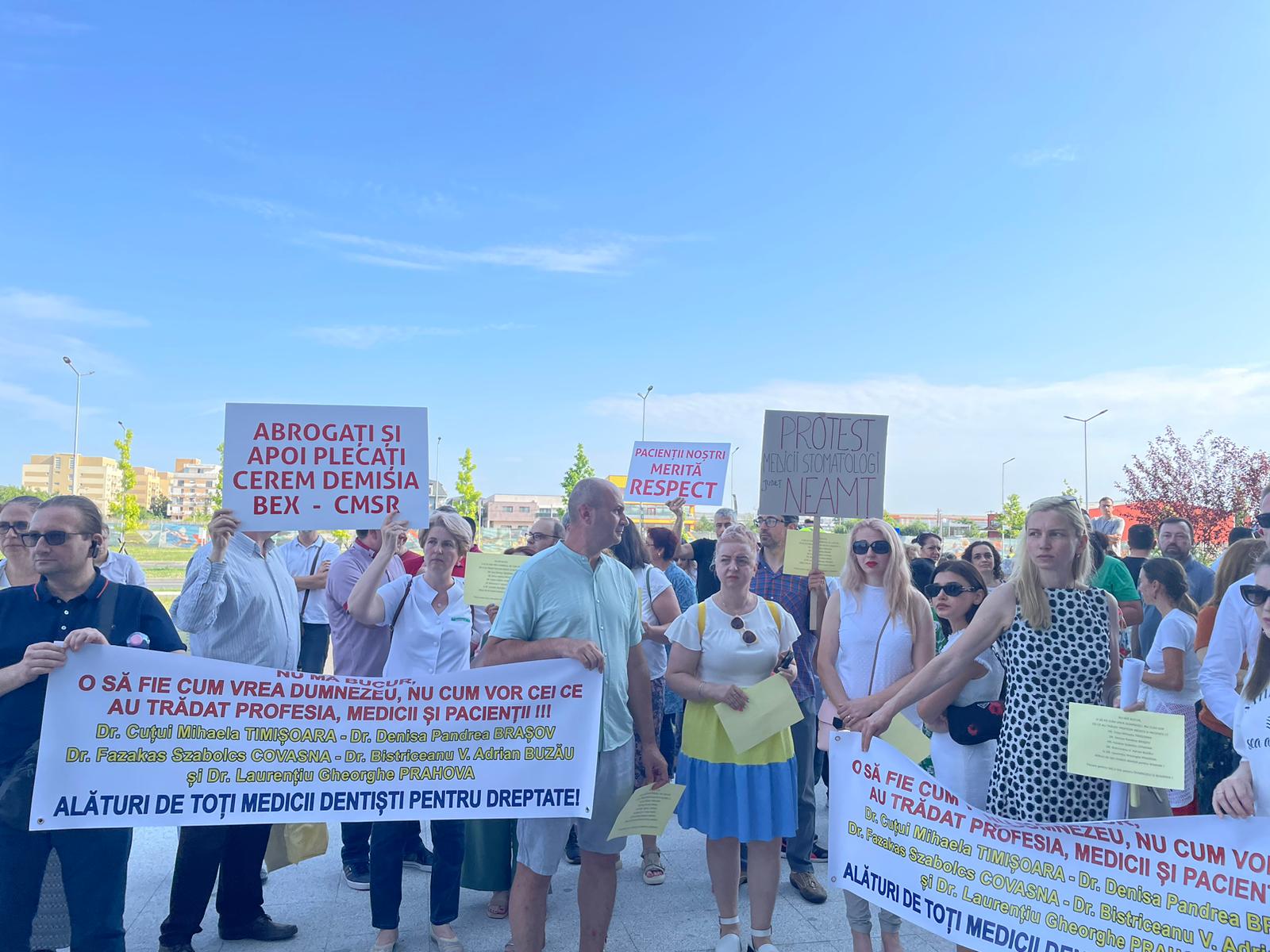Medici stomatologi din toată ţara protestează în Bucureşti: ,,Abrogaţi şi apoi plecaţi. Cerem demisia BEX-CMSR”