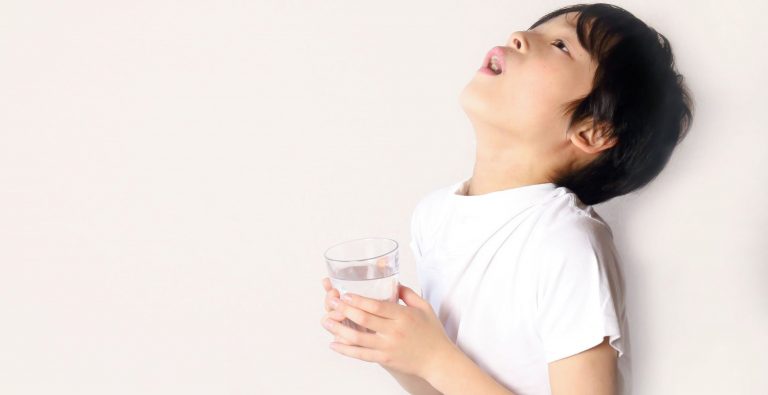 Gargara cu apă sărată poate reduce masiv şansele de a fi spitalizat pentru Covid-19, susţine un studiu