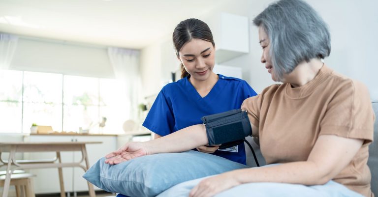 Scăderea tensiunii arteriale ar putea reduce semnificativ riscul de demenţă, sugerează un studiu