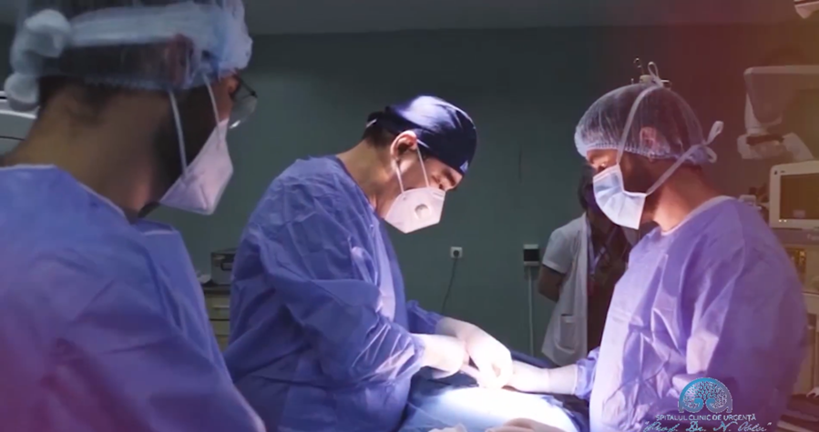 VIDEO Tumoră gigant, dezvoltată pe vertebre, operată cu succes la Spitalul de Neurochirurgie din Iaşi