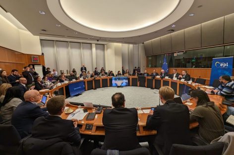 Europarlamentarii pledează pentru un acces mai echitabil la medicamente pentru cetăţenii din UE