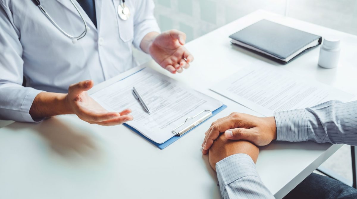 Un proiect legislativ interzice medicilor din spitalele publice să-şi "dirijeze" pacienţii către clinici private