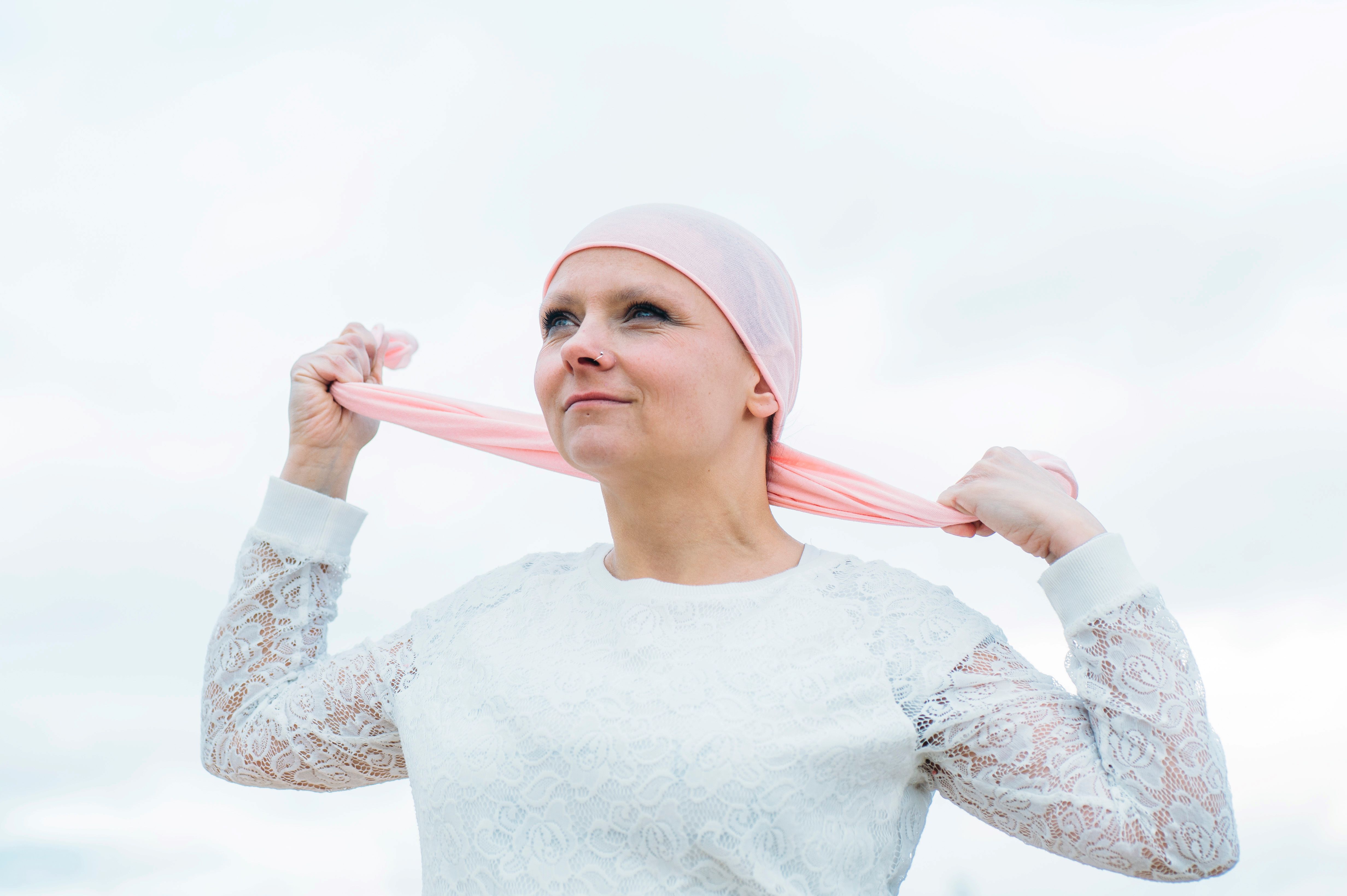 VIDEO Ziua Mondială de Luptă împotriva Cancerului Ovarian. „În România, aproape 1.800 de femei sunt diagnosticate anual cu cancer ovarian şi mai mult de jumătate dintre ele pierd lupta cu boala"